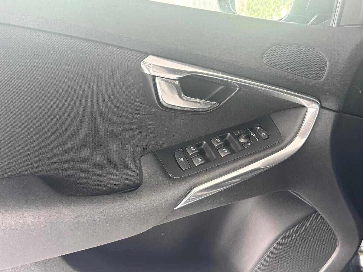 volvo-v40-cross-country-2013-diesel-1560cc