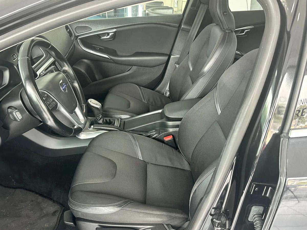 volvo-v40-cross-country-2013-diesel-1560cc