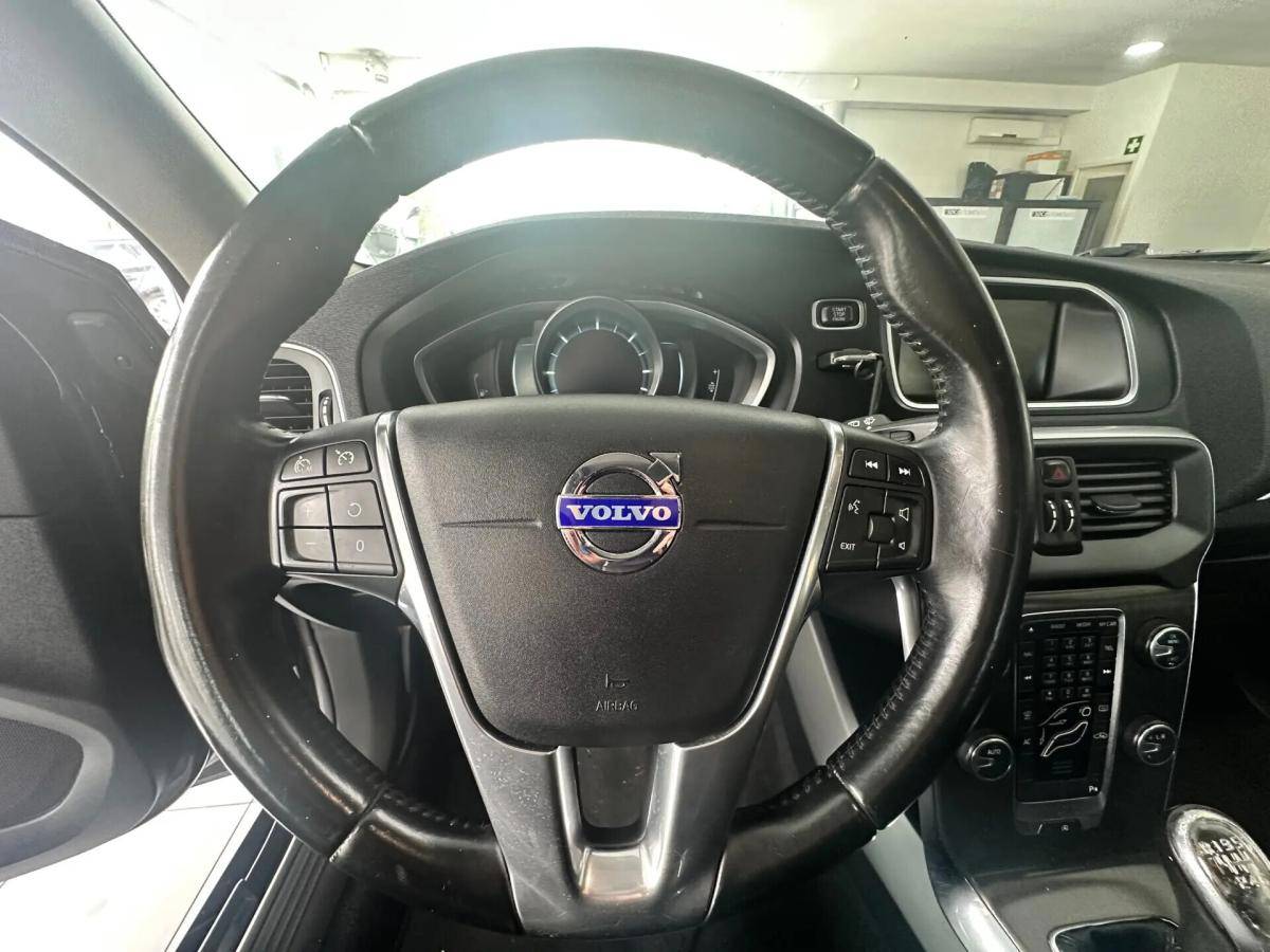 volvo-v40-cross-country-2013-diesel-1560cc
