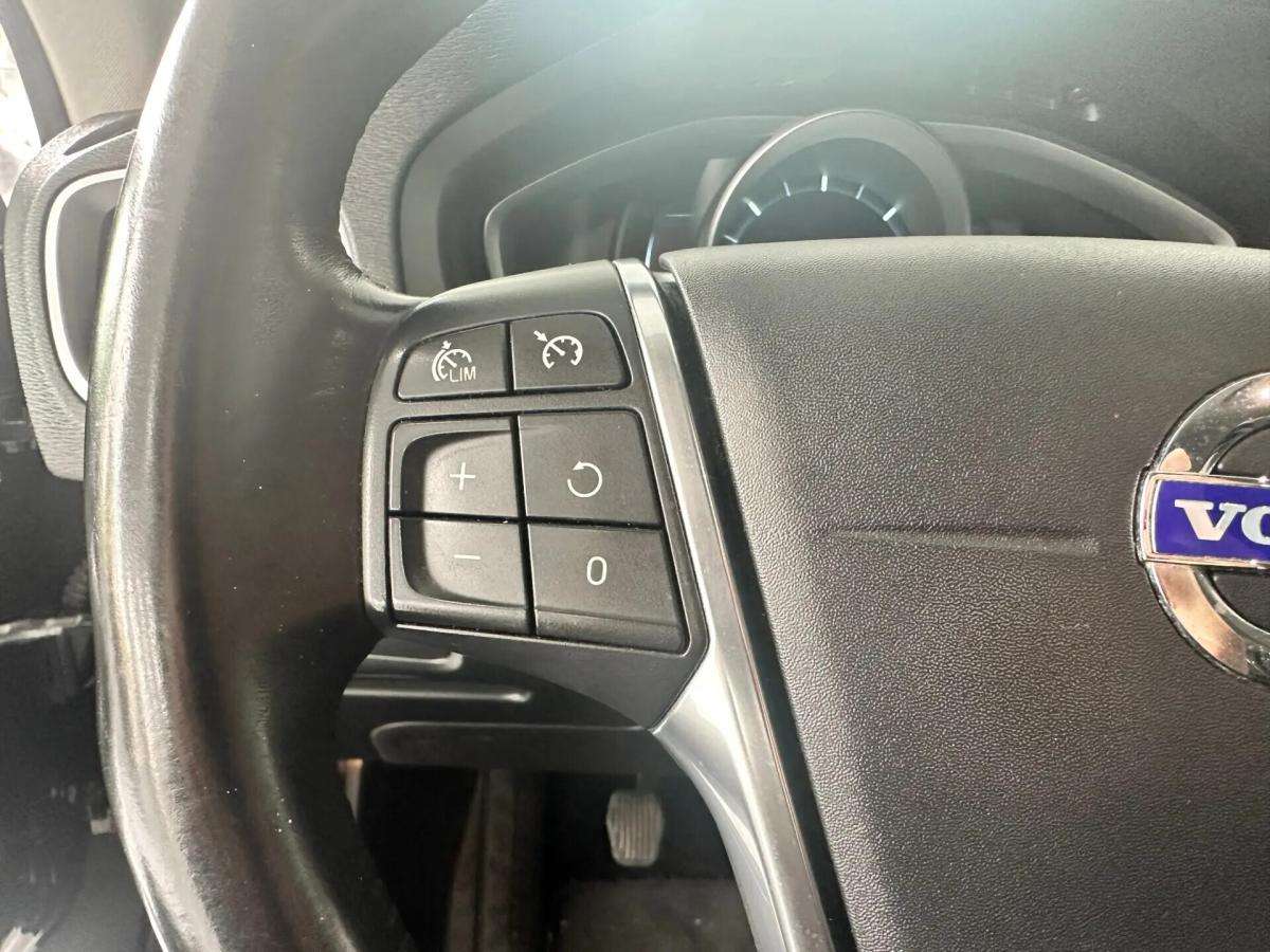 volvo-v40-cross-country-2013-diesel-1560cc