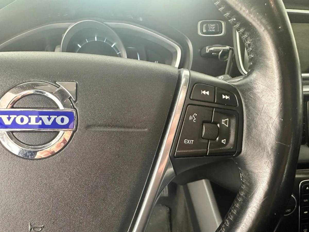 volvo-v40-cross-country-2013-diesel-1560cc