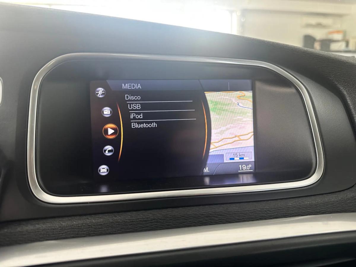 volvo-v40-cross-country-2013-diesel-1560cc