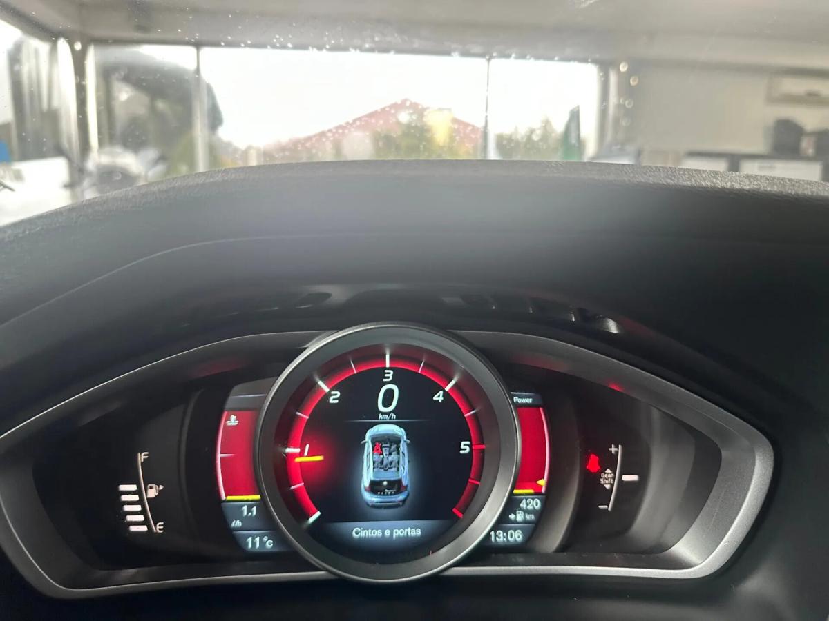 volvo-v40-cross-country-2013-diesel-1560cc