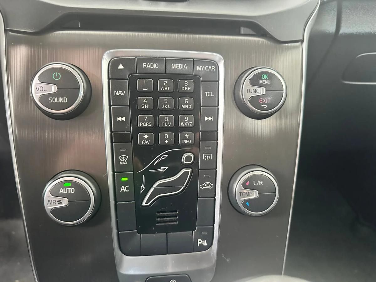 volvo-v40-cross-country-2013-diesel-1560cc