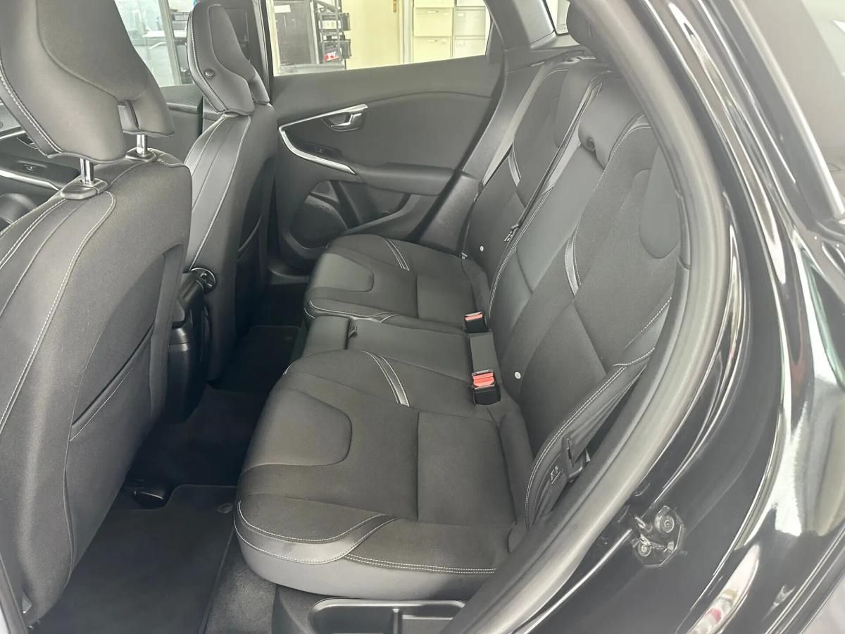 volvo-v40-cross-country-2013-diesel-1560cc