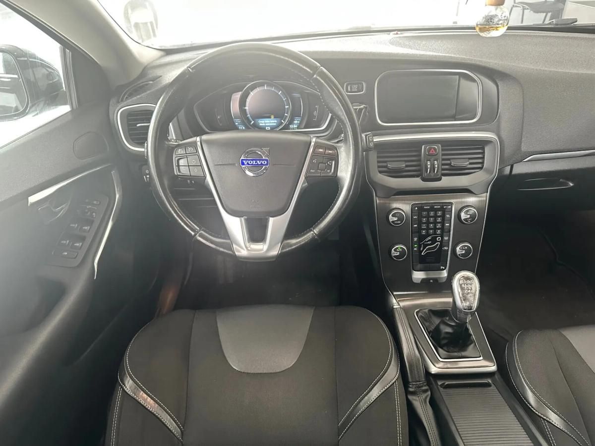 volvo-v40-cross-country-2013-diesel-1560cc