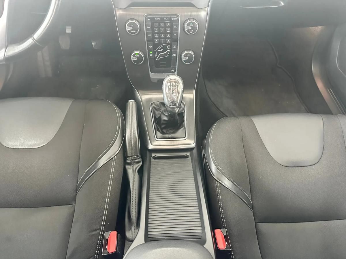 volvo-v40-cross-country-2013-diesel-1560cc