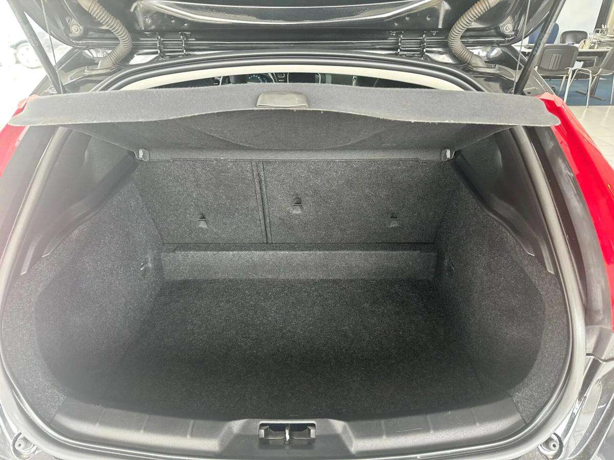 volvo-v40-cross-country-2013-diesel-1560cc
