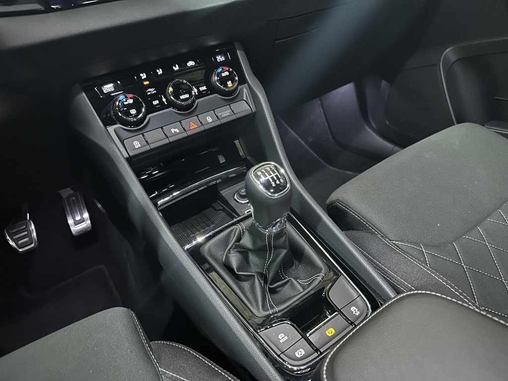 skoda-karoq-2025-gasolina-999cc
