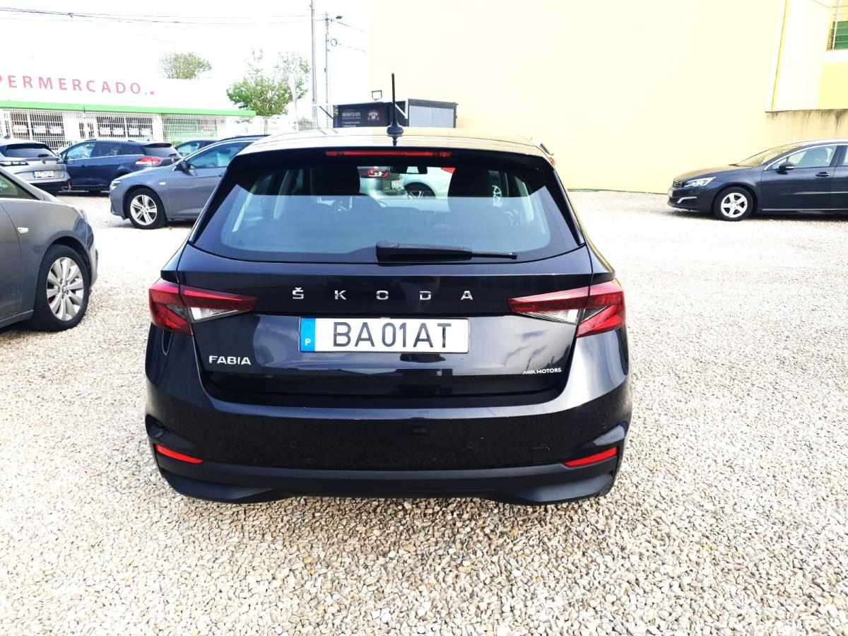 skoda-fabia-2023-gasolina-999cc