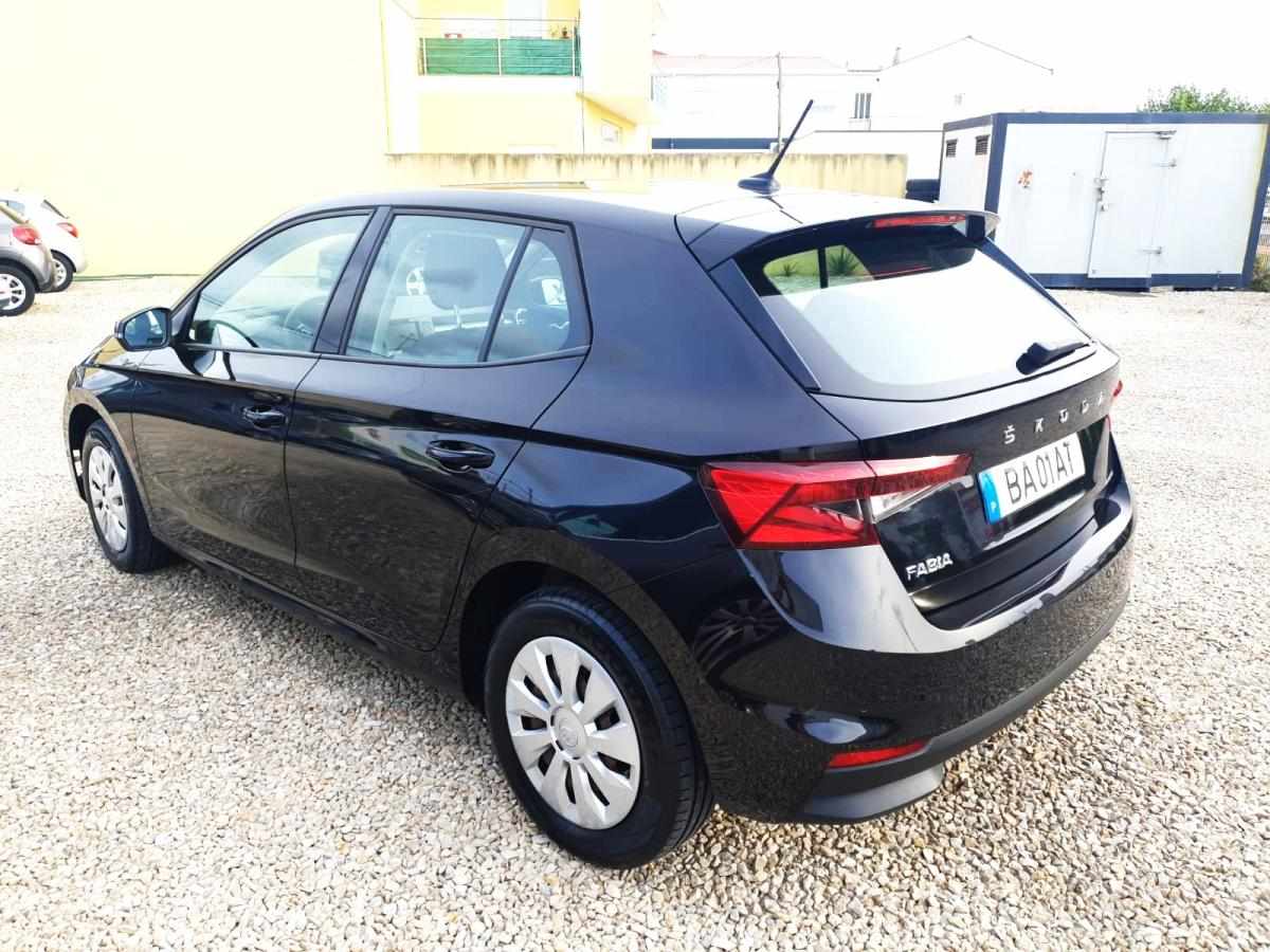 skoda-fabia-2023-gasolina-999cc