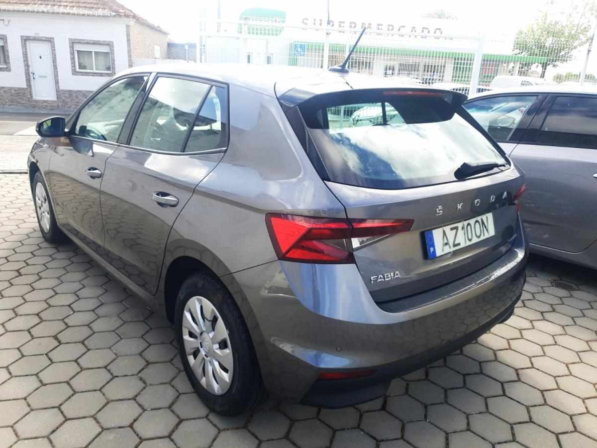 skoda-fabia-2023-gasolina-999cc