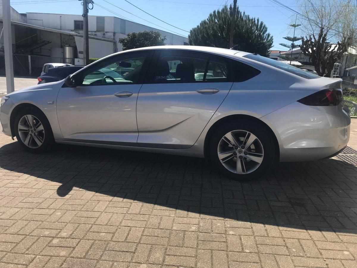 opel-insignia-1-5-122cv-2021-diesel-1496cc