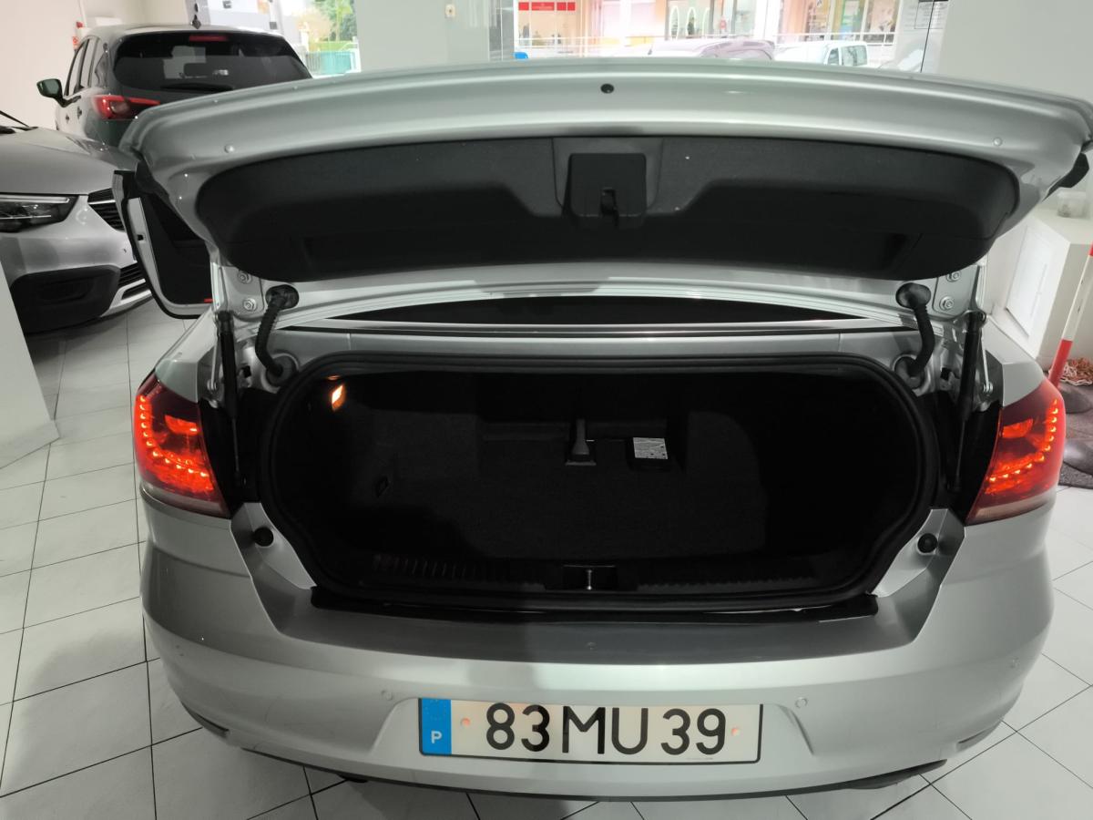 volkswagen-golf-cabriolet-2012-diesel-1598cc