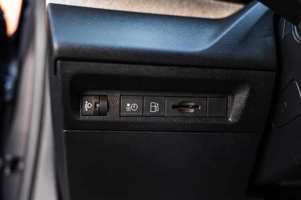 peugeot-308-1-6-hybrid-2023-gasolina-1598cc