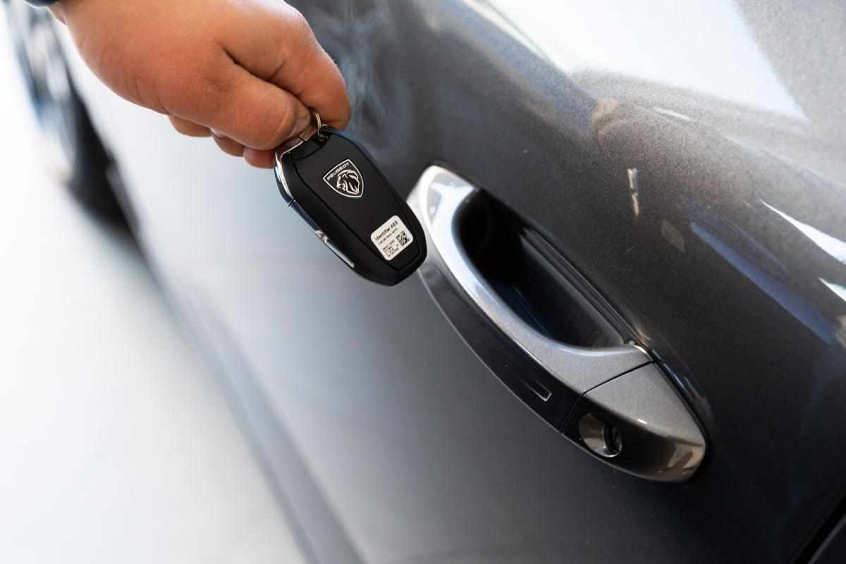 peugeot-308-1-6-hybrid-2023-gasolina-1598cc