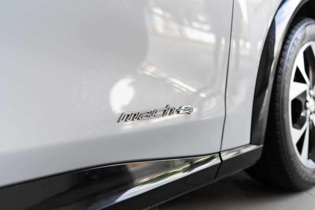 ford-mustang-mach-e-standard-range-awd-2022-eletrico