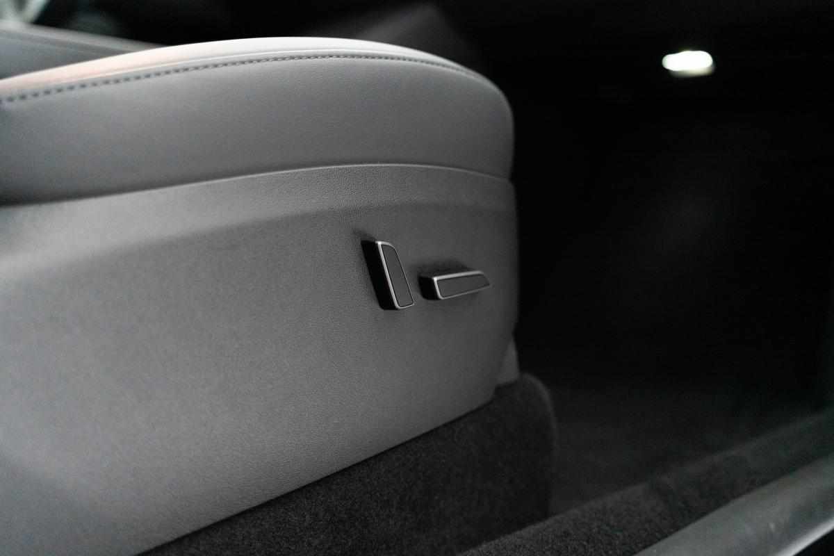 tesla-model-y-standard-range-rwd-2023-eletrico