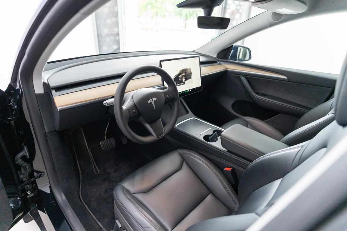 tesla-model-y-standard-range-rwd-2023-eletrico