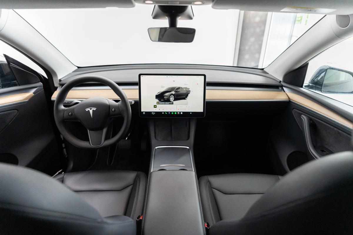 tesla-model-y-standard-range-rwd-2023-eletrico