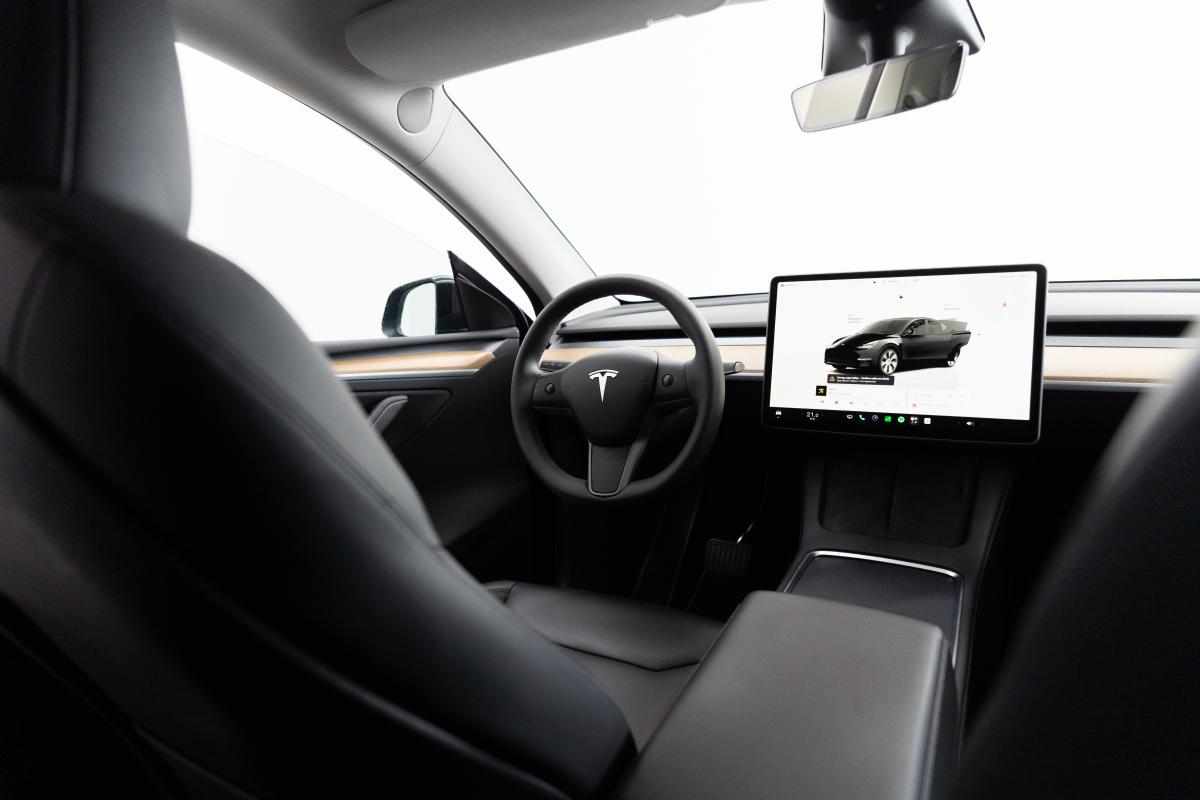 tesla-model-y-standard-range-rwd-2023-eletrico
