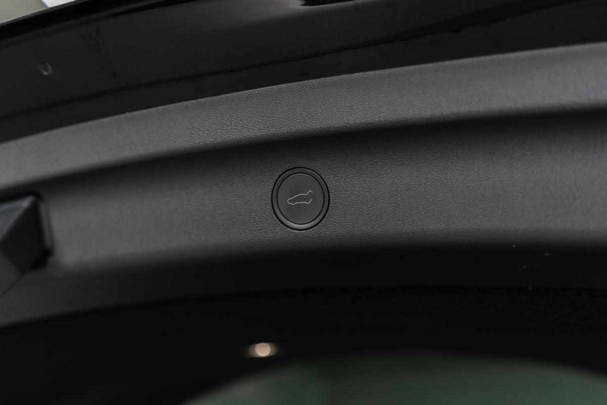tesla-model-y-standard-range-rwd-2023-eletrico