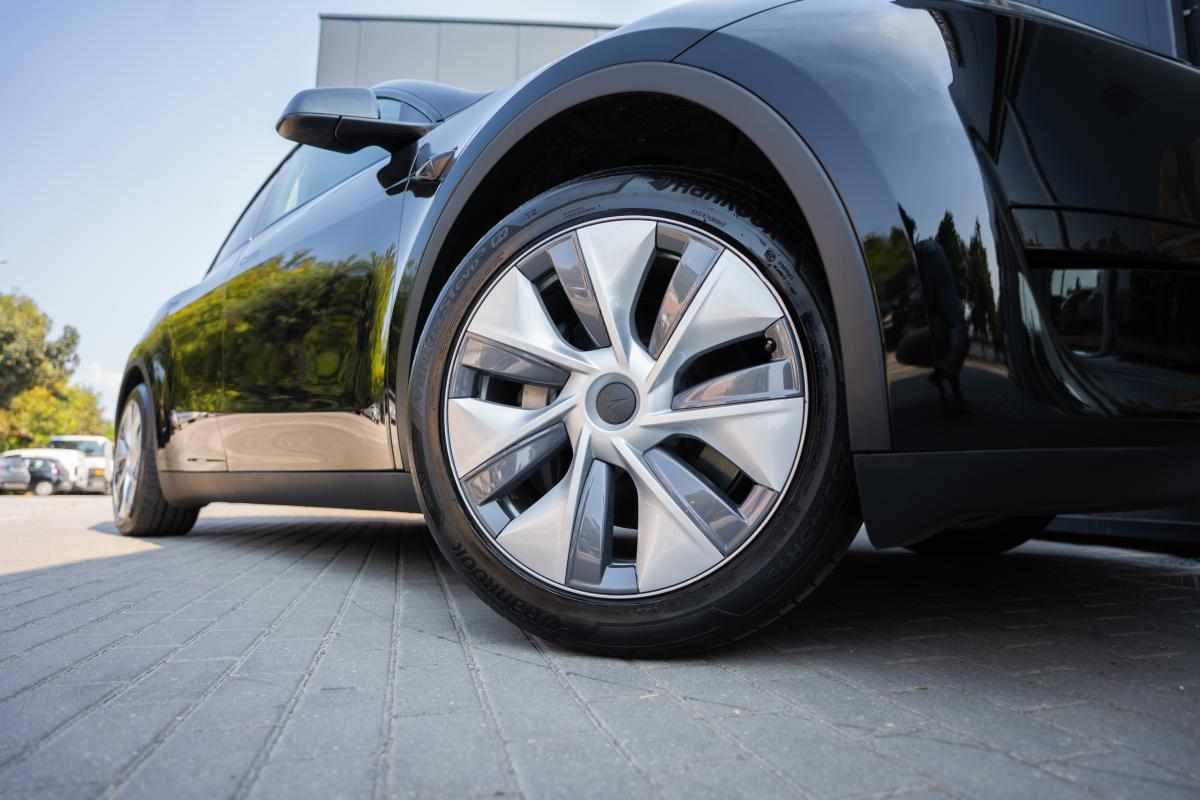 tesla-model-y-standard-range-rwd-2024-eletrico