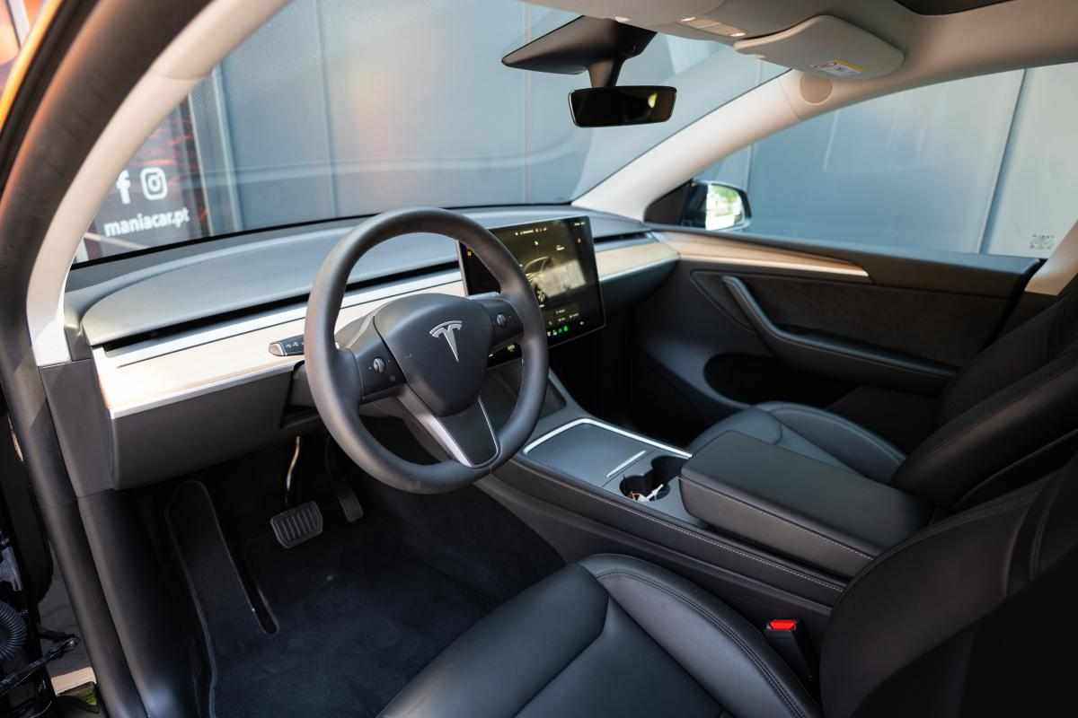 tesla-model-y-standard-range-rwd-2024-eletrico