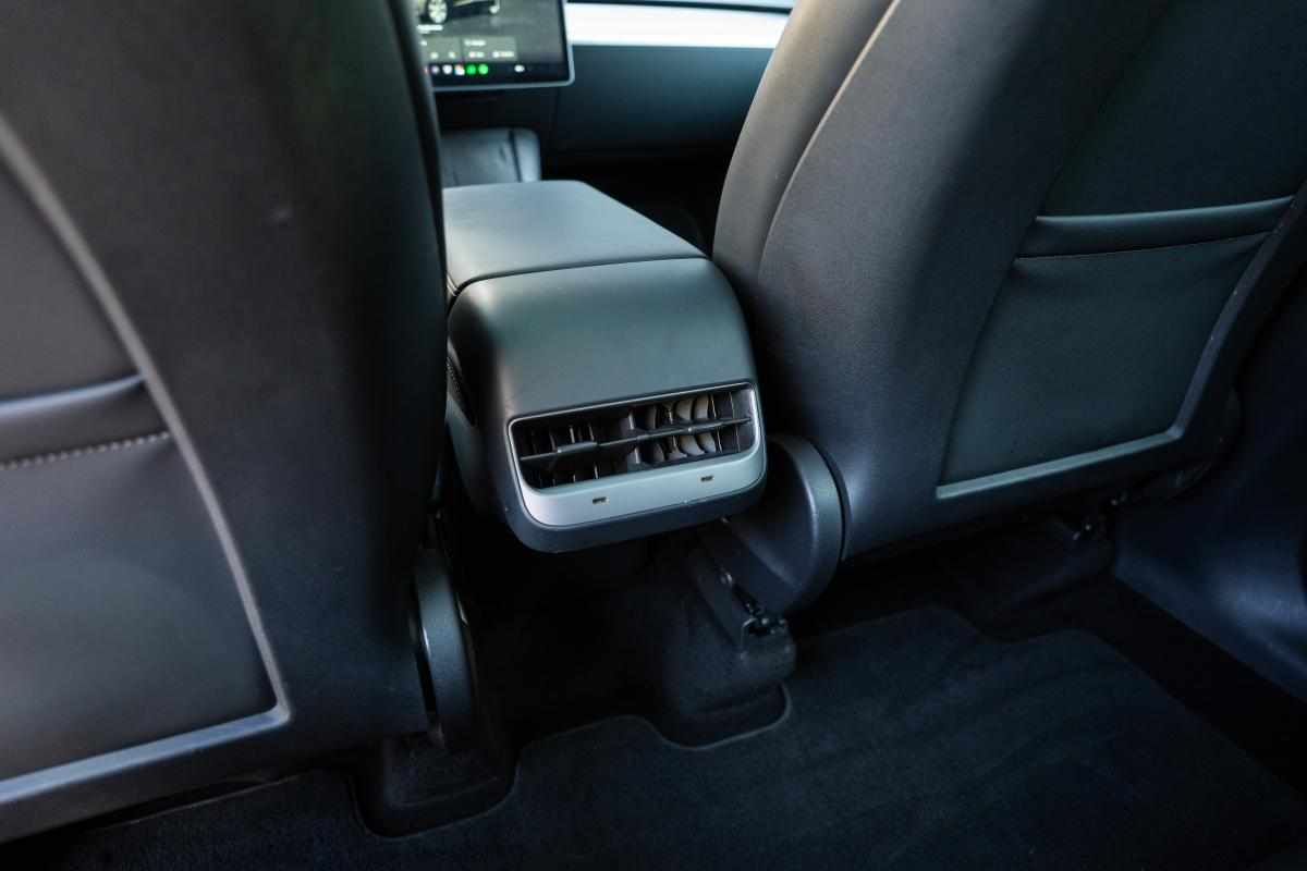 tesla-model-y-standard-range-rwd-2024-eletrico