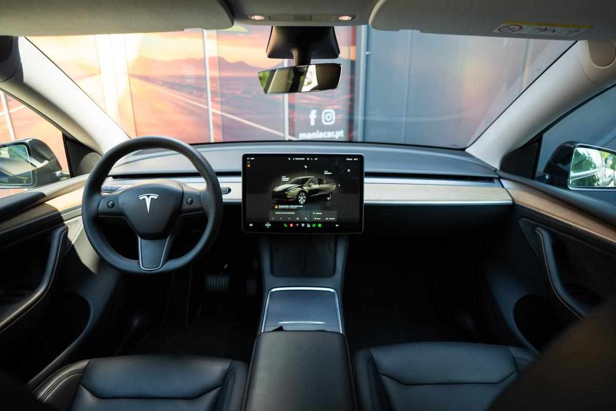 tesla-model-y-standard-range-rwd-2024-eletrico