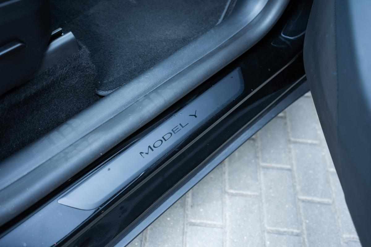 tesla-model-y-standard-range-rwd-2024-eletrico