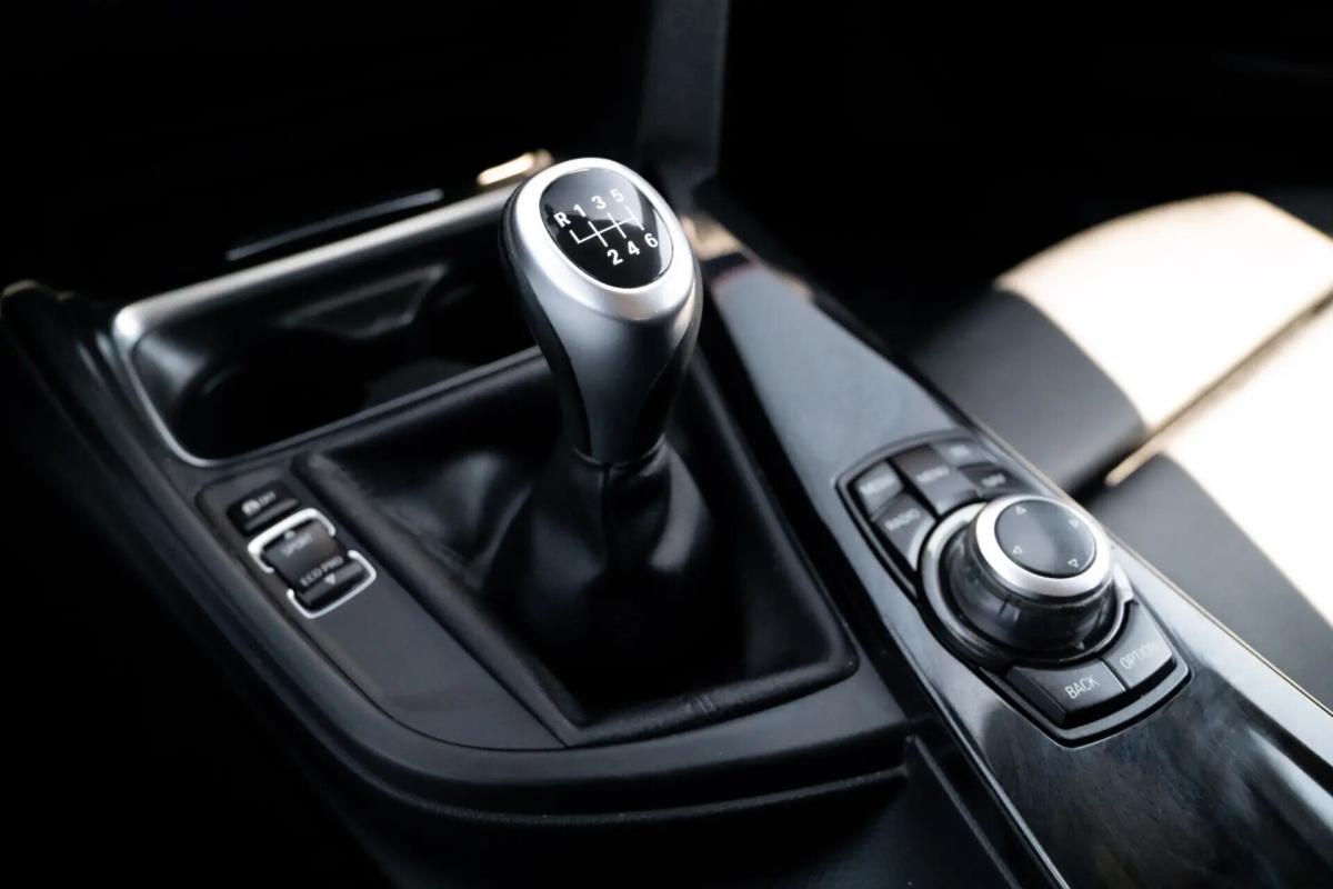 bmw-serie-3-318d-touring-2013-diesel-1995cc