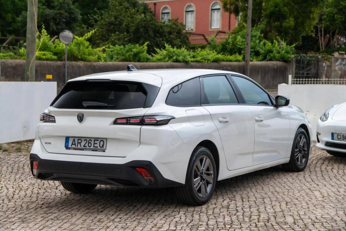 peugeot-308-sw-2022-diesel-1499cc