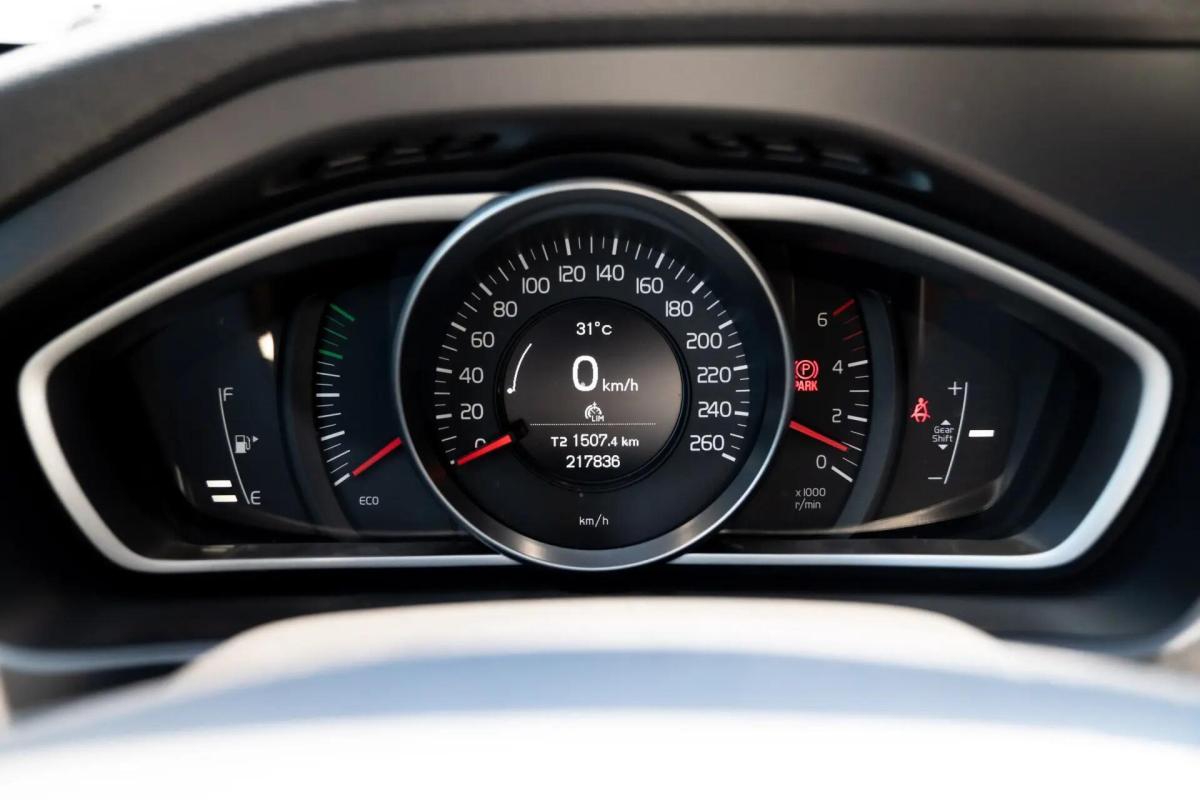 volvo-v40-cross-country-2019-diesel-1969cc