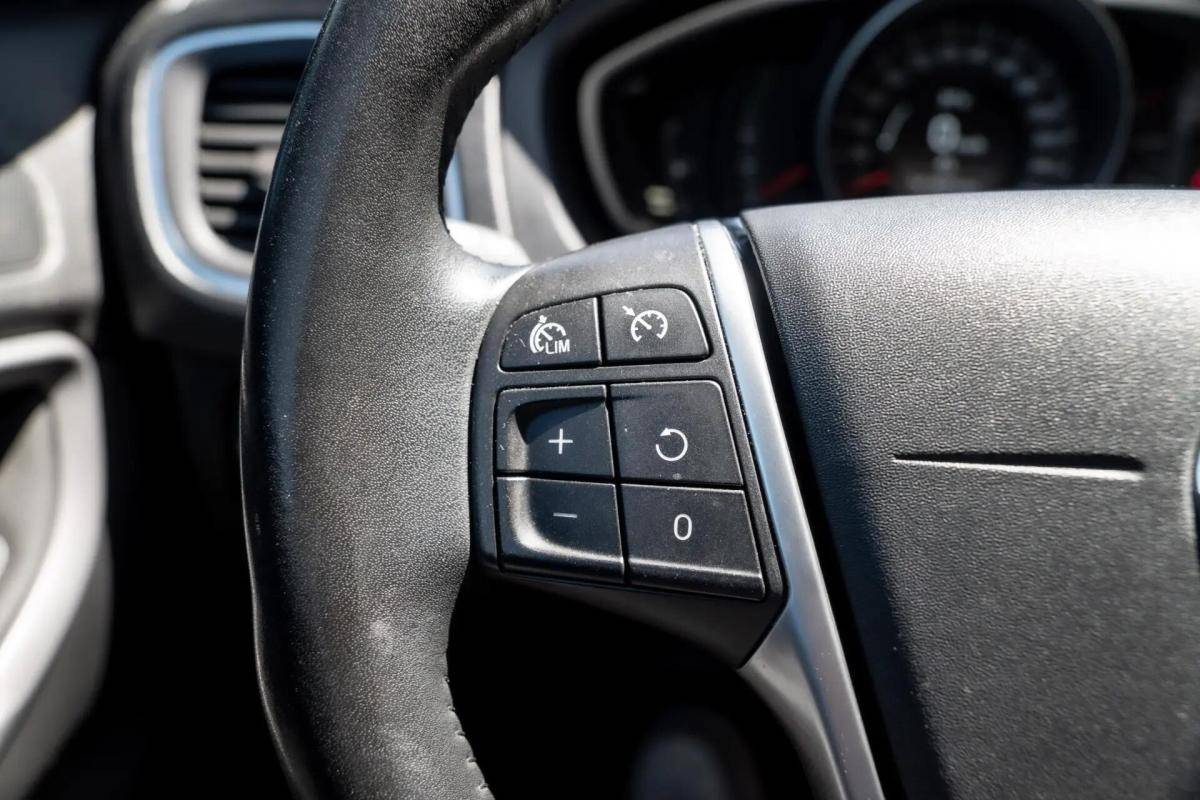 volvo-v40-cross-country-2019-diesel-1969cc