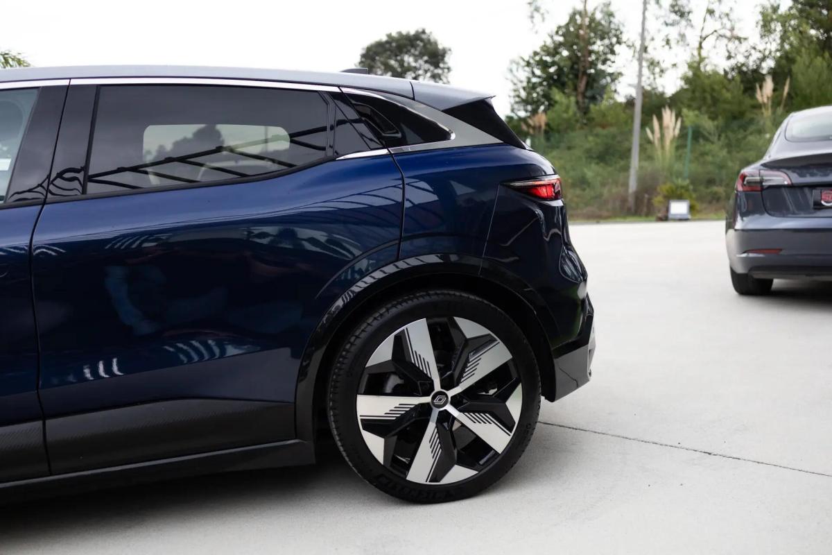 renault-megane-e-tech-2023-eletrico-0cc