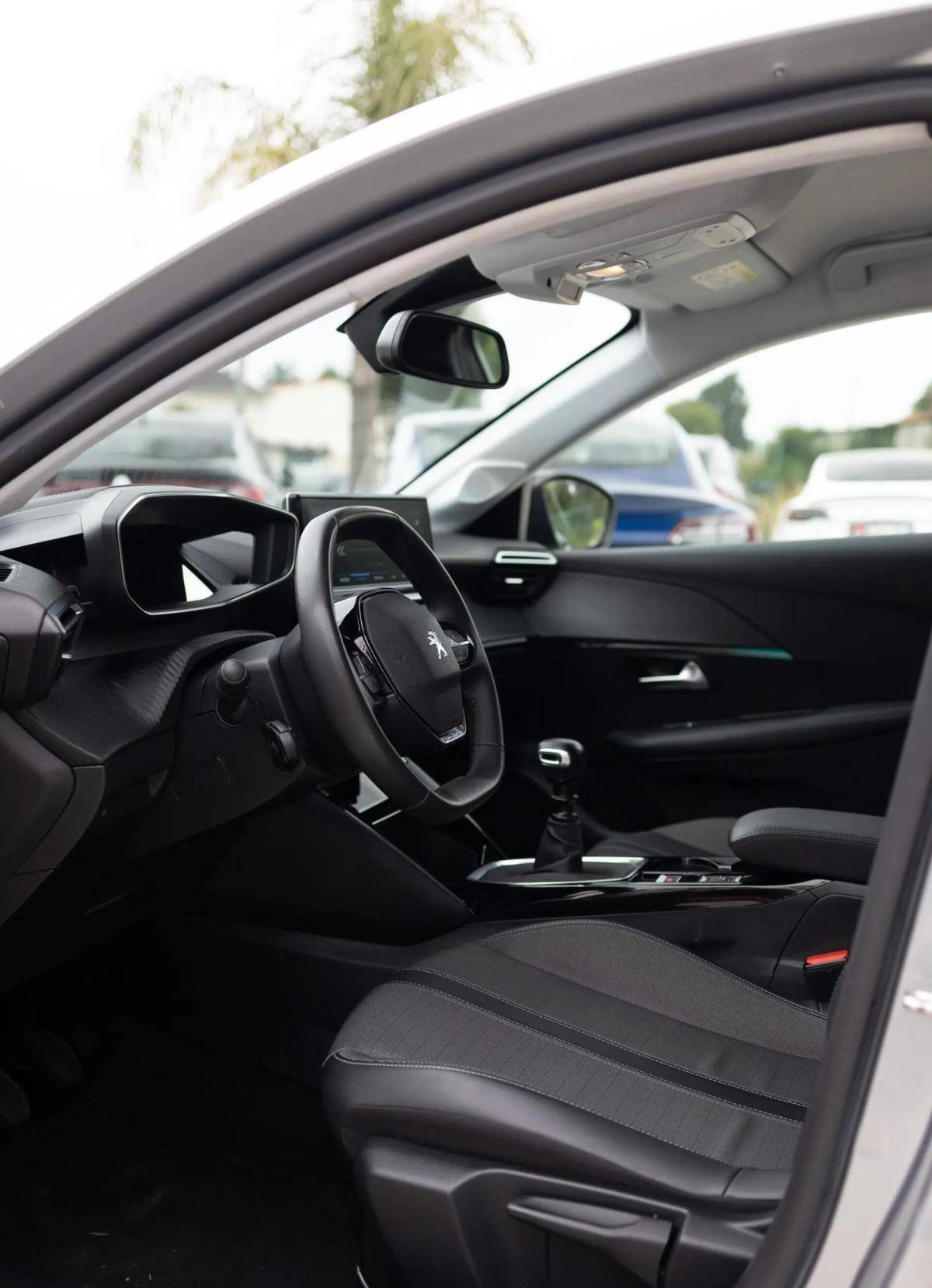 peugeot-208-2023-gasolina-1199cc