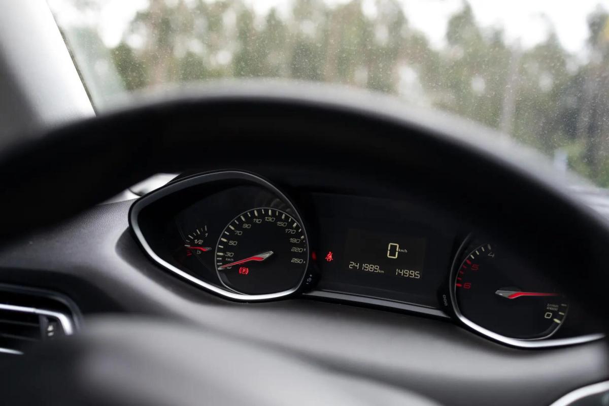 peugeot-308-sw-2015-diesel-1560cc