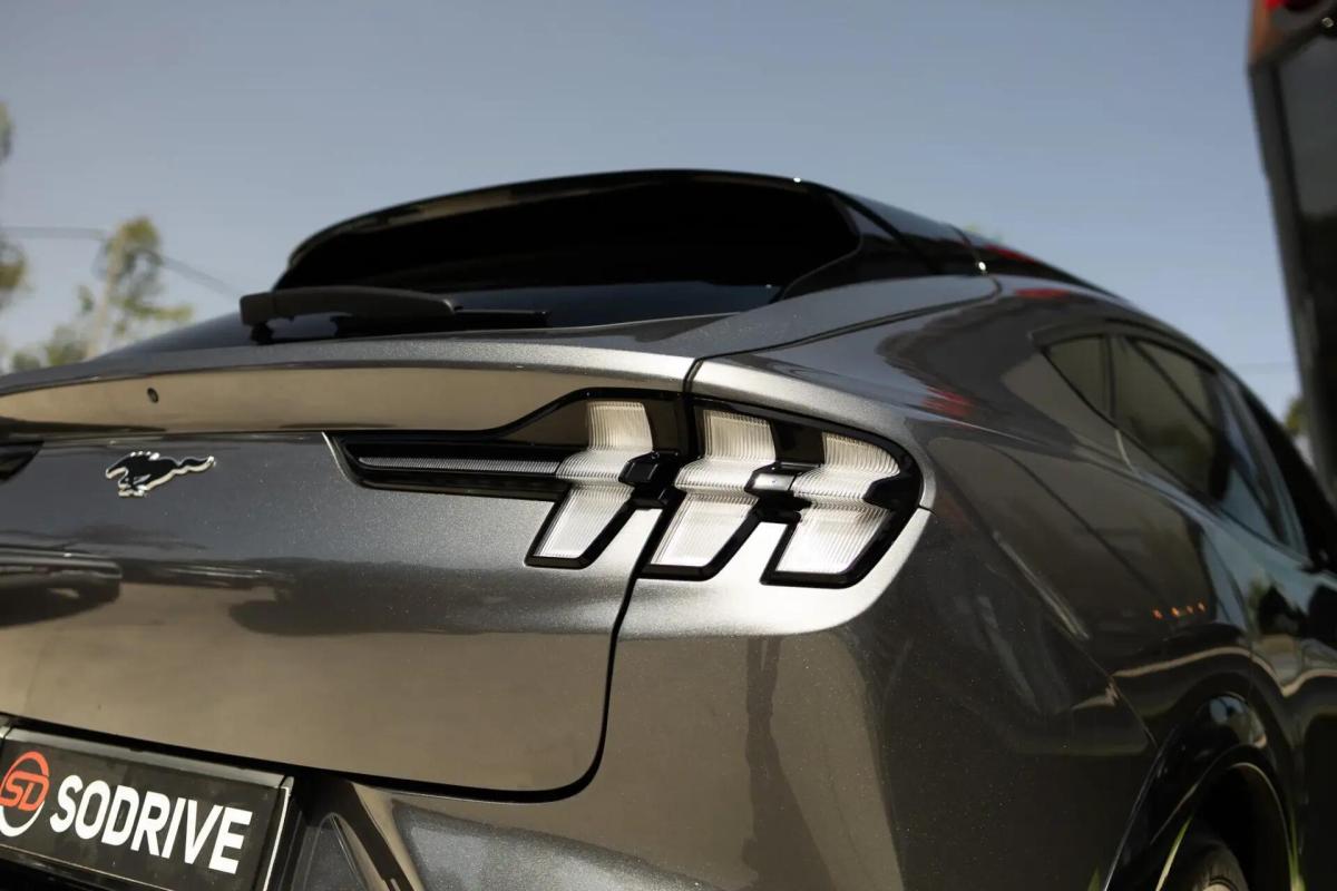 ford-mustang-mach-e-2021-eletrico-0cc