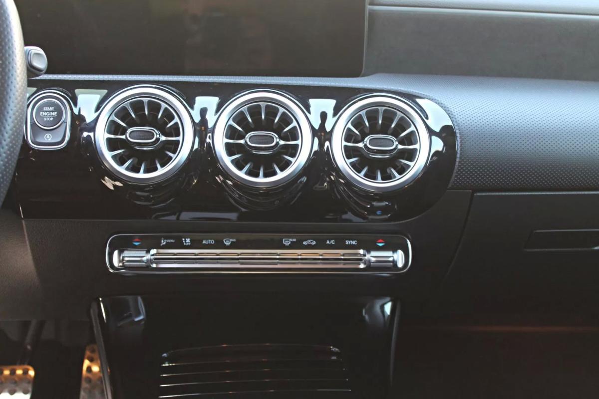 mercedes-benz-classe-a-2023-hibrido-a-gasolina-1332cc
