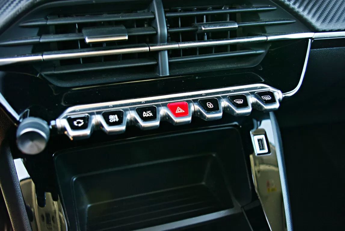 peugeot-208-2023-diesel-1499cc