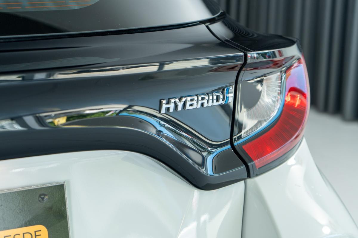 toyota-yaris-2022-hibrido-a-gasolina-1490cc