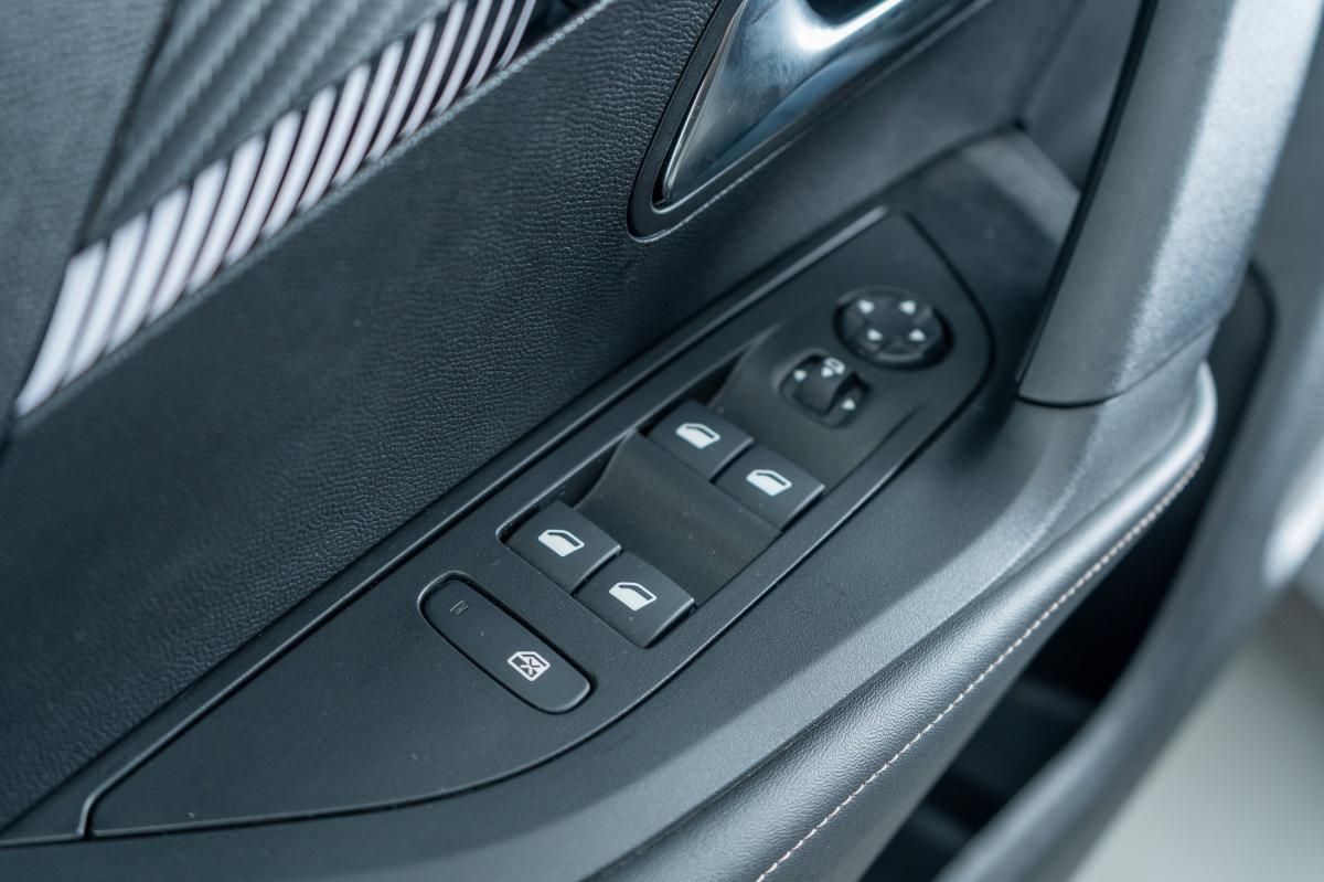 peugeot-2008-2023-gasolina-1199cc