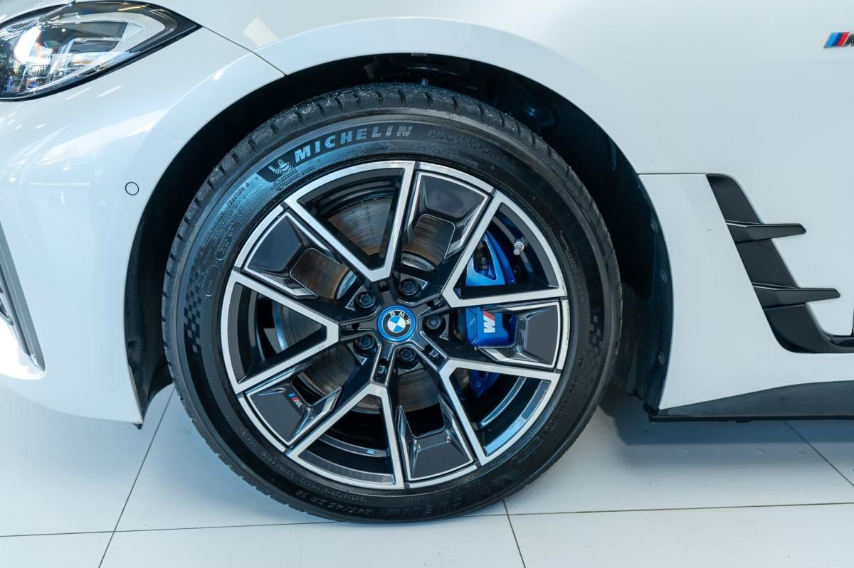bmw-i4-2022-eletrico-500cc