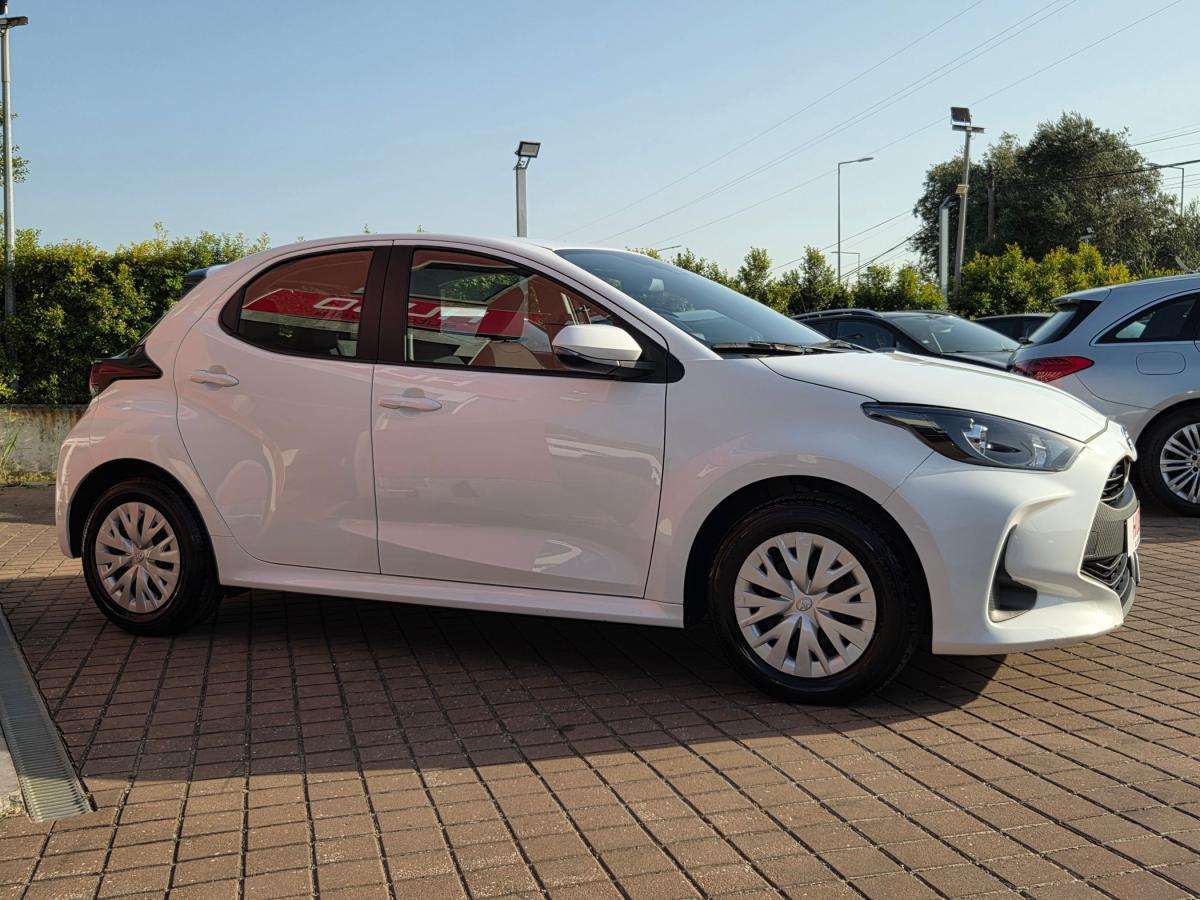 toyota-yaris-2023-hibrido-a-gasolina-1490cc