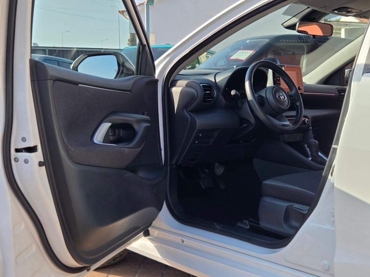 toyota-yaris-2023-hibrido-a-gasolina-1490cc