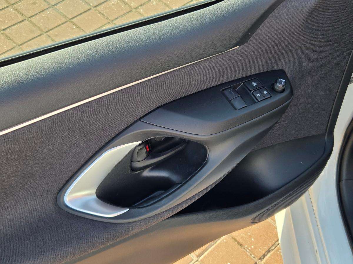 toyota-yaris-2023-hibrido-a-gasolina-1490cc