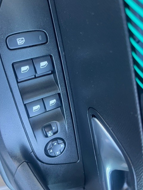 peugeot-2008-2023-gasolina-1199cc