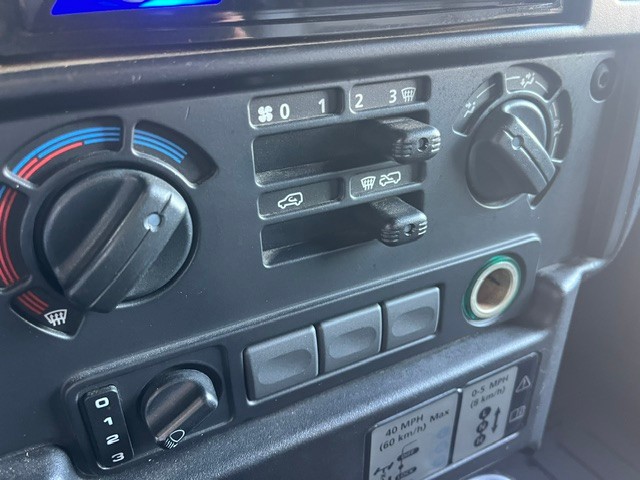 land-rover-defender-2011-diesel-2402cc