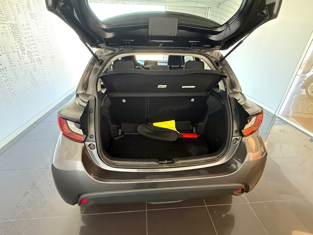 toyota-yaris-2022-hibrido-a-gasolina-1490cc